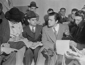 Orson Welles reunido con los periodistas después de la emisión radiofónica de "La guerra de los mundos". La retransmisión de una supuesta invasión de marcianos produjo el pánico en muchos de sus oyentes (1938)